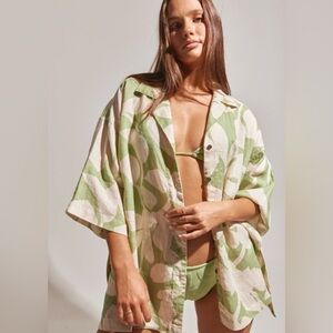 Poolside Paradiso Islander Over
Shirt 
Color and Pattern: Green Palm